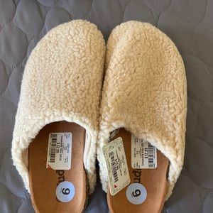 Fur slippers can be worn indoor or outdoor